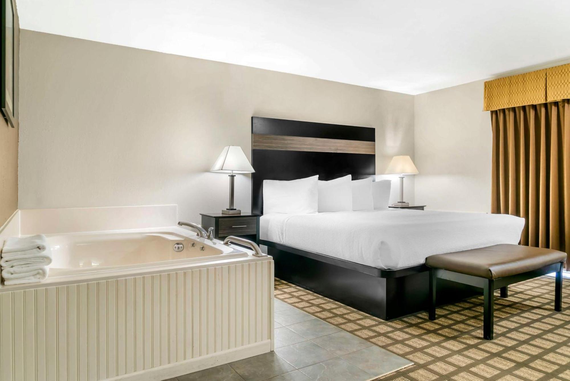 Western Beacon Hotel Grand Haven